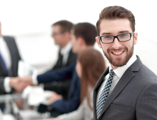 Sorridente empresário no fundo do escritório — Fotografia de Stock