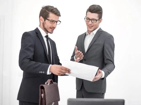 Двоє бізнесменів обговорюють бізнес-документ — стокове фото