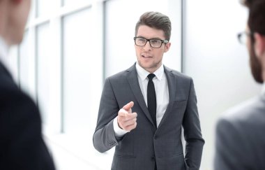 Patron bir şey onun çalışanları ile tartışıyor