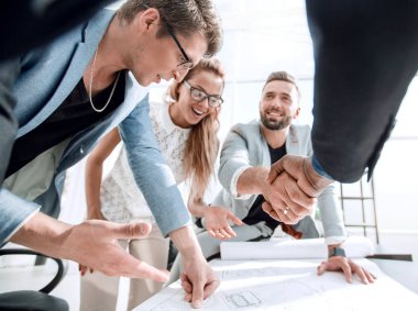 yakın up.The yüklenici ve birbirleri ile tokalaşırken mimar