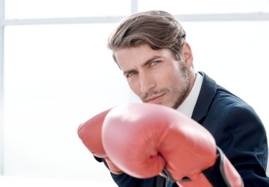 up.Competitive işadamı boks eldiven kapatmak