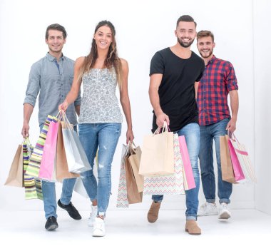 Alışveriş torbaları ile gençlerin grup ileri adım