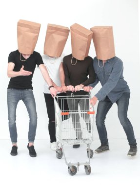 Grup boş alışveriş sepeti ile insan.