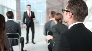 Dikiz aynası. Dinleyici bir iş seminerinde oturuyor.