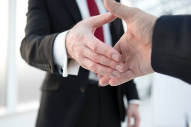 bir el sıkışma için ellerini dışarı uzanan up.business ortakları kapatmak