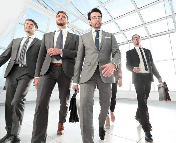 Business-team, promenader på moderna kontor interior — Stockfoto