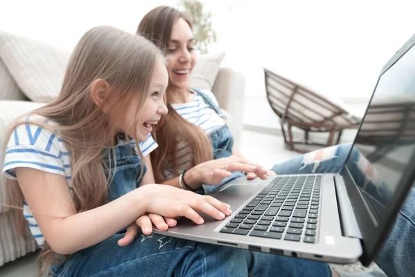 Mãe feliz com adorável menina com laptop — Fotografia de Stock