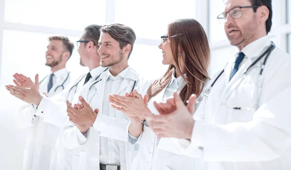 일단의 성공적 인 의사들이 박수를 친다 — 스톡 사진
