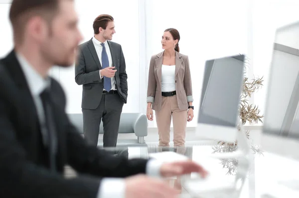 Employés dans un bureau bancaire moderne — Photo