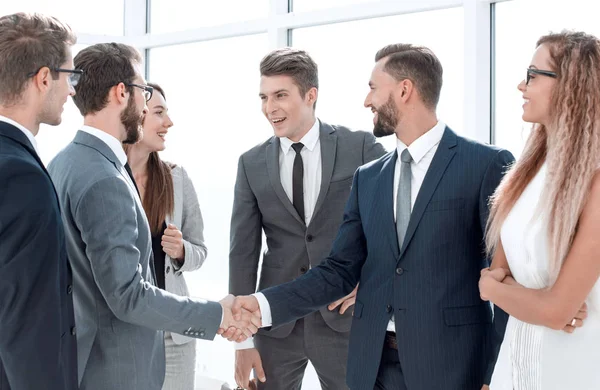 I dipendenti si salutano con una stretta di mano — Foto Stock