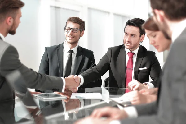 Handshake affärspartners på skrivbordet. — Stockfoto