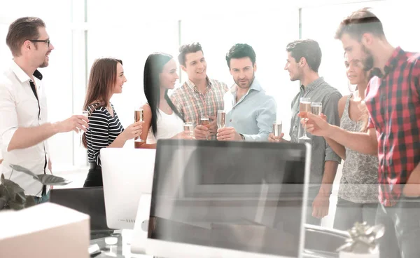 Business team met wijnglazen permanent in het kantoor — Stockfoto