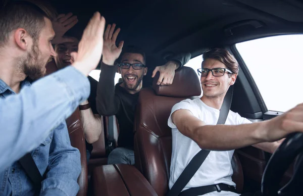 Närbild. Glada vänner pratar i bilen. — Stockfoto