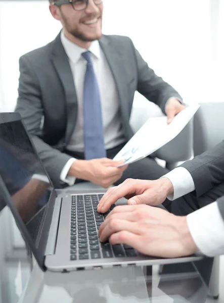 Cerrar. Hombre de negocios sonriente con documentos financieros — Foto de Stock