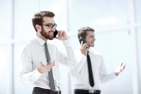 Affärspartners som kommunicerar med hjälp av smartphones — Stockfoto
