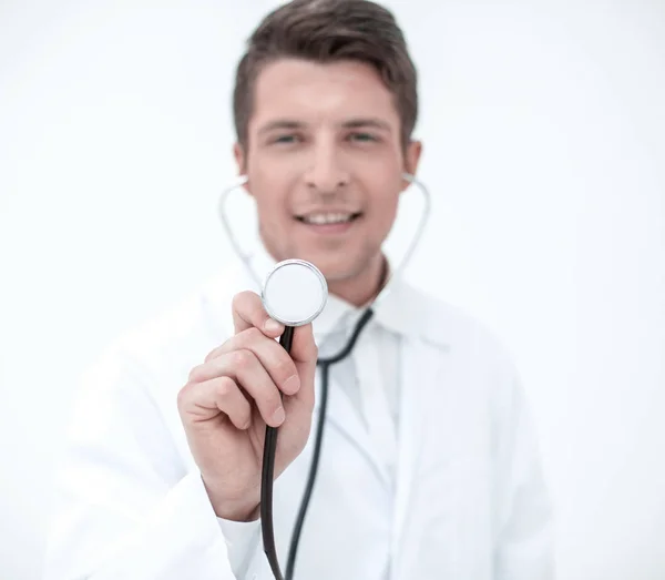 Médico sorrindo mostrando estetoscópio — Fotografia de Stock