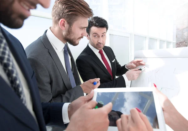 Close up.business pessoas discutindo um novo projeto de design — Fotografia de Stock