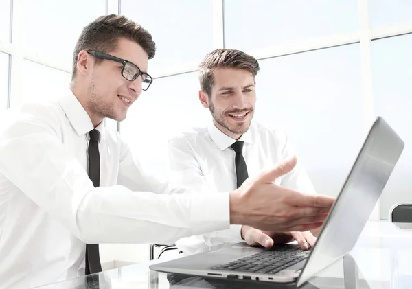 Män visar sin kollega information på den bärbara datorn — Stockfoto