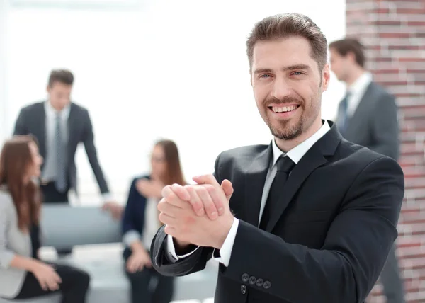 Retrato de un hombre de negocios, acogedor en la oficina — Foto de Stock