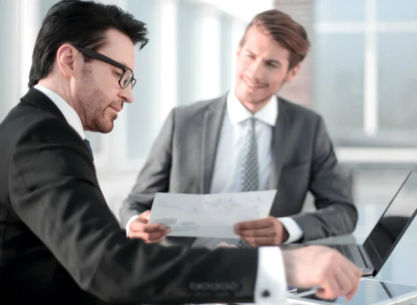 Employees discussing financial data — Stock Photo, Image