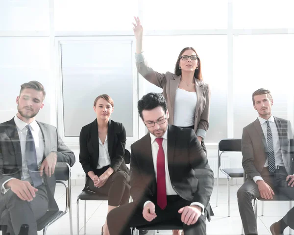 El equipo está escuchando y haciendo las preguntas . —  Fotos de Stock