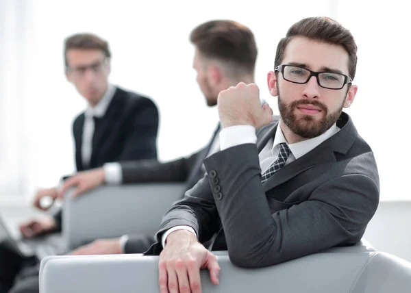 Hombre de negocios moderno sentado en un centro de negocios — Foto de Stock