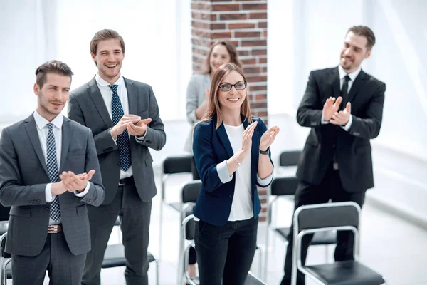 A equipe aplaude o vencedor da conferência — Fotografia de Stock