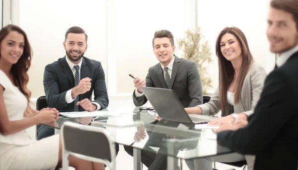 Grup de oameni de afaceri care stau la o masă în birou — Fotografie, imagine de stoc