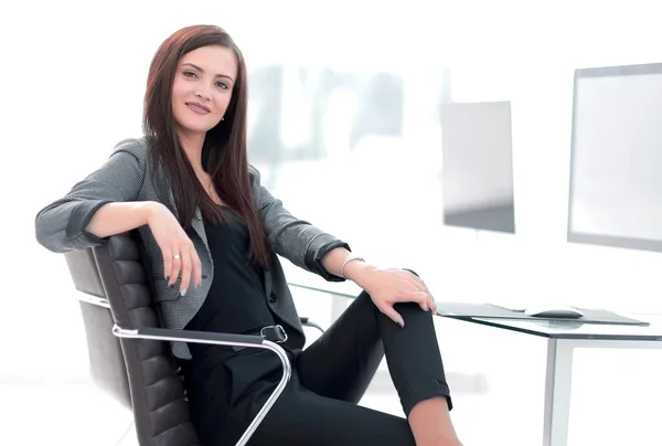 Jonge zakenvrouw zitten aan haar bureau — Stockfoto