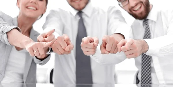 Close up Une équipe d'affaires souriante vous pointant du doigt — Photo
