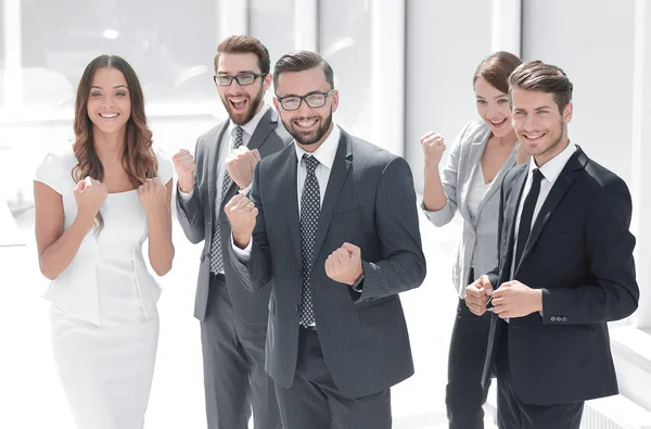 Feliz equipo de negocios de pie en la oficina . —  Fotos de Stock