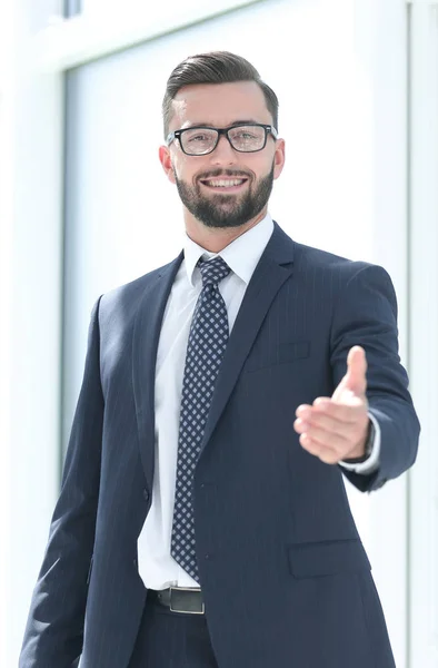 Homem de negócios confiante apontando para você — Fotografia de Stock