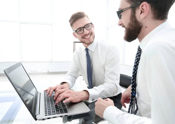 Lächelnde Mitarbeiter am Schreibtisch im Büro — Stockfoto