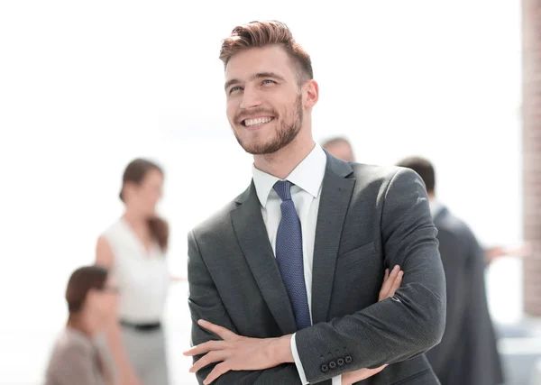 Χαρούμενος επιχειρηματίας στέκεται στο σύγχρονο γραφείο — Φωτογραφία Αρχείου