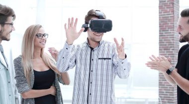 Karton sanal gerçeklik tutan bir adam