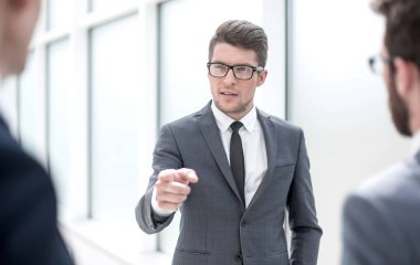 Patron bir şey onun çalışanları ile tartışıyor