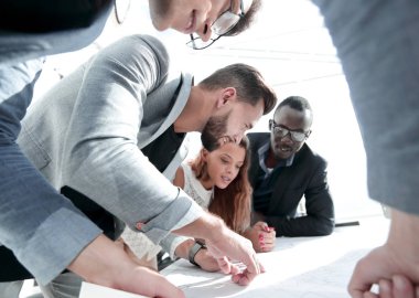 Yakın plan. Mimarlar ve tasarımcılardan oluşan yaratıcı bir grup yeni bir proje üzerinde çalışıyor..