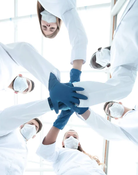 Lékaři a sestry v lékařském týmu stohování rukou — Stock fotografie
