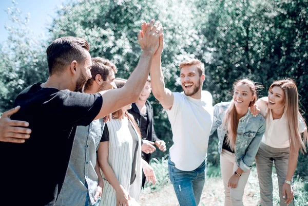 Mejores amigos se dan unos a otros una alta cinco . — Foto de Stock