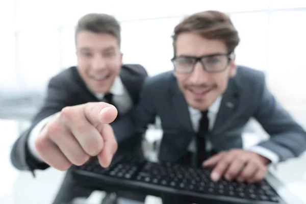 Hommes assis dans le bureau et pointent leur doigt vers la caméra — Photo