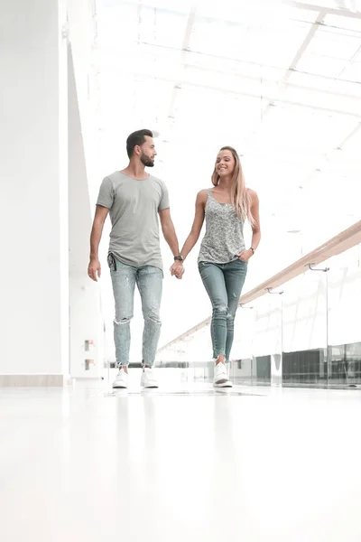 Gyaloglás együtt modern pár. — Stock Fotó