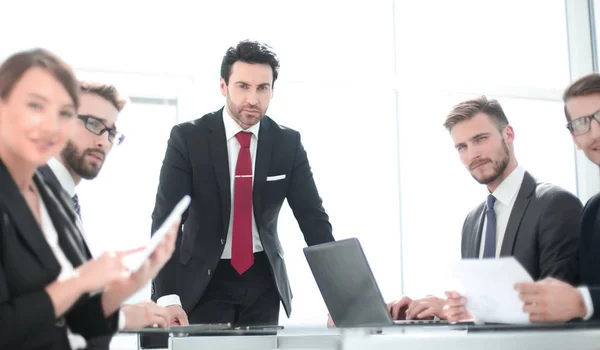 Projectmanager op een werkvergadering met het business team — Stockfoto