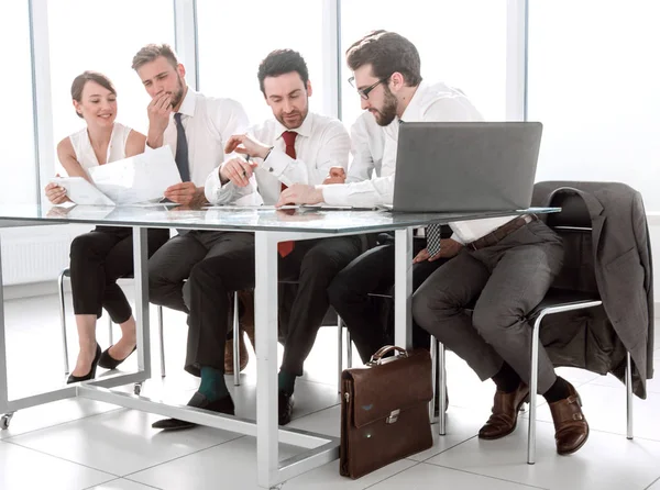 Equipo de negocios discutiendo nuevas ideas — Foto de Stock