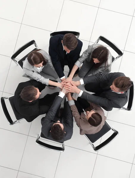Topo view.a equipe de pessoas like-minded sentado em um círculo — Fotografia de Stock