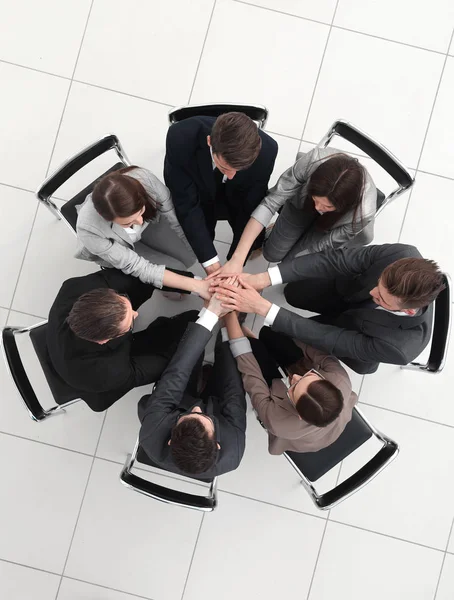 Top view.a équipe de personnes partageant les mêmes idées assis dans un cercle — Photo