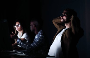 Kapat. İş arkadaşlarının arka planında ciddi bir iş adamı var.