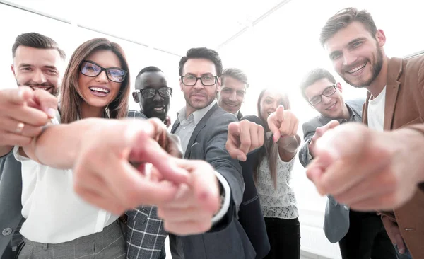 Grupo de empresários de sucesso apontando para você — Fotografia de Stock