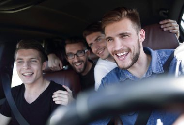 Arkadaşlar arabayla seyahat etmeye hazırlar.