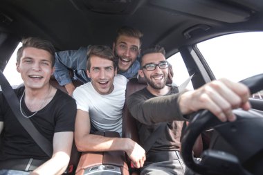 Kapatın. Komik arkadaşlar arabayla seyahat eder..