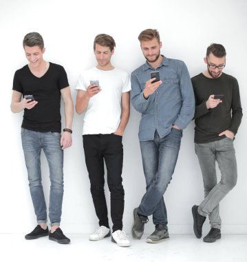 Tamamen büyümüş. Akıllı telefonları olan bir grup arkadaş.